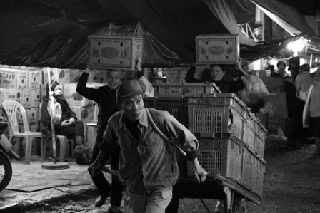 Muôn cảnh “oằn mình” mưu sinh trong đêm rét buốt